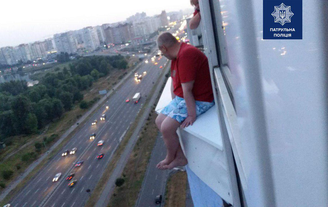 На балкон в Киеве вылез суицидник