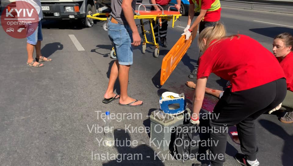 В Киеве неадекват бросился под грузовик (видео)