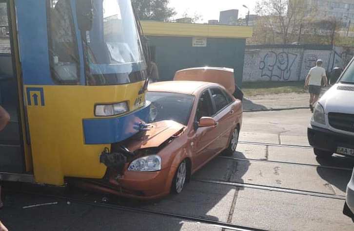 В Киеве Chevrolet протаранил трамвай
