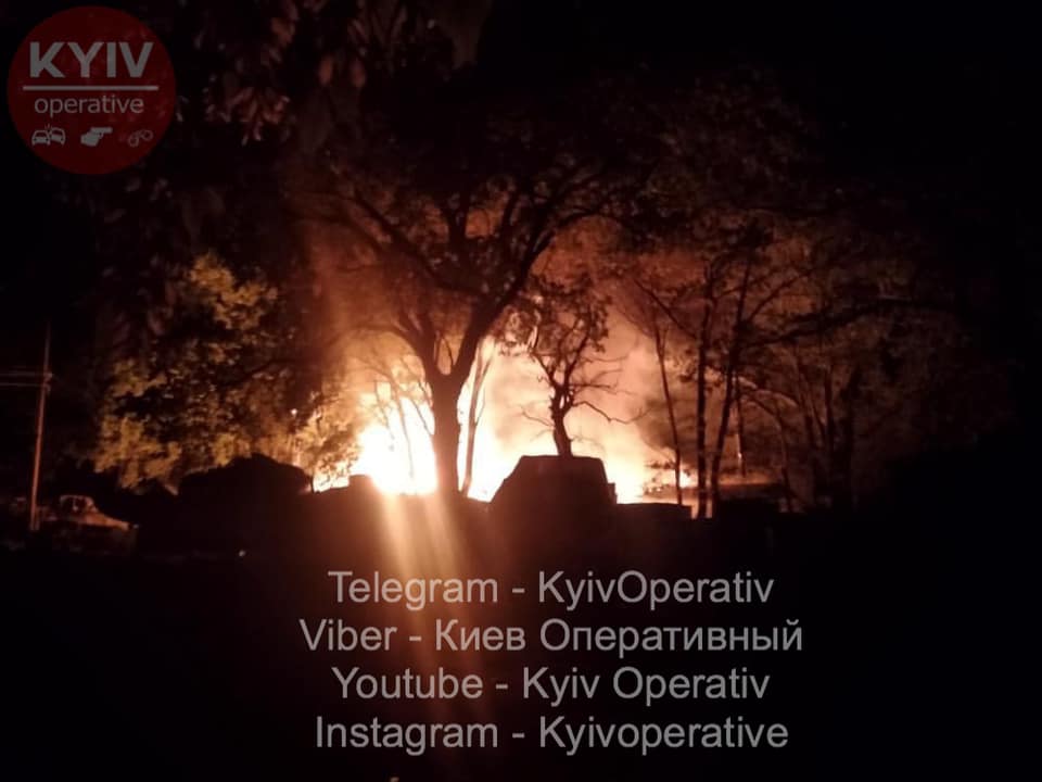 В Киеве сгорела лодочная станция