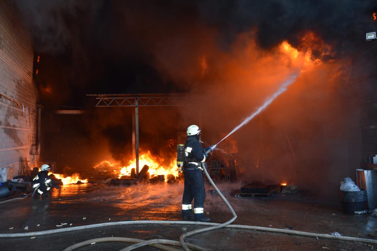 В Киеве – крупный пожар (видео)