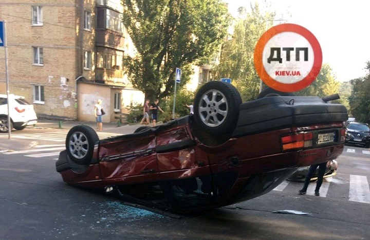 Посреди дороги в Киеве опрокинулся автомобиль