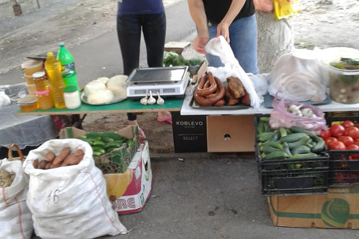 На Теремках процветает уличная торговля (фото)