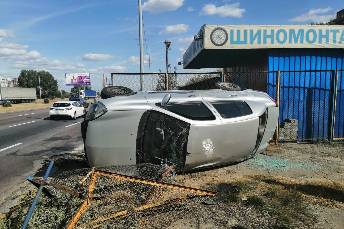 В Киеве перевернулся автомобиль