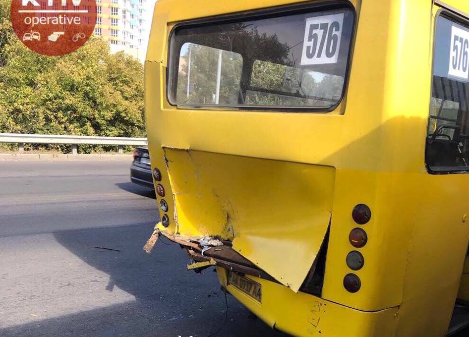 На Теремках микроавтобус протаранил маршрутку