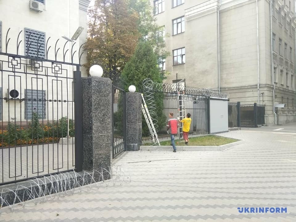 С посольства РФ в Киеве сняли колючую проволоку