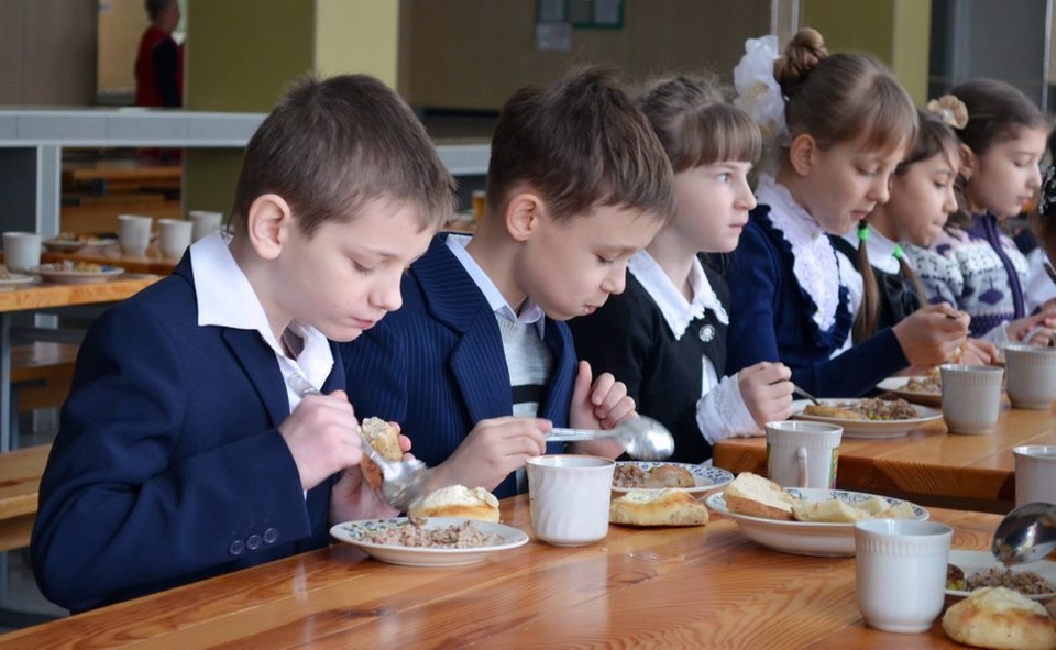 Чиновники проверили, чем кормят детей в столичных школах