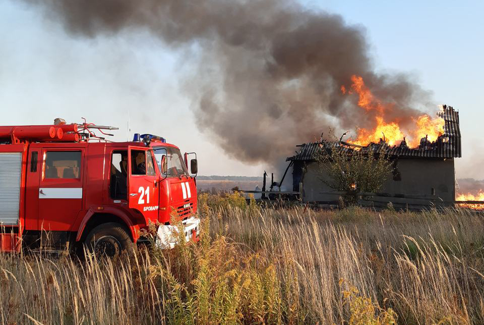 Из-за выжигания травы под Киевом сгорел дом
