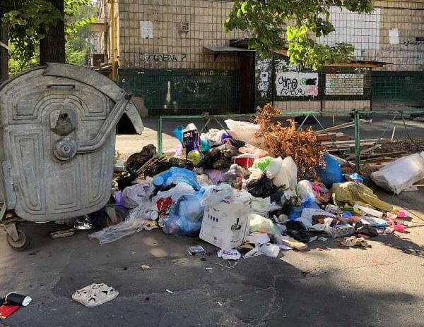 Киевские дворы завалены мусором