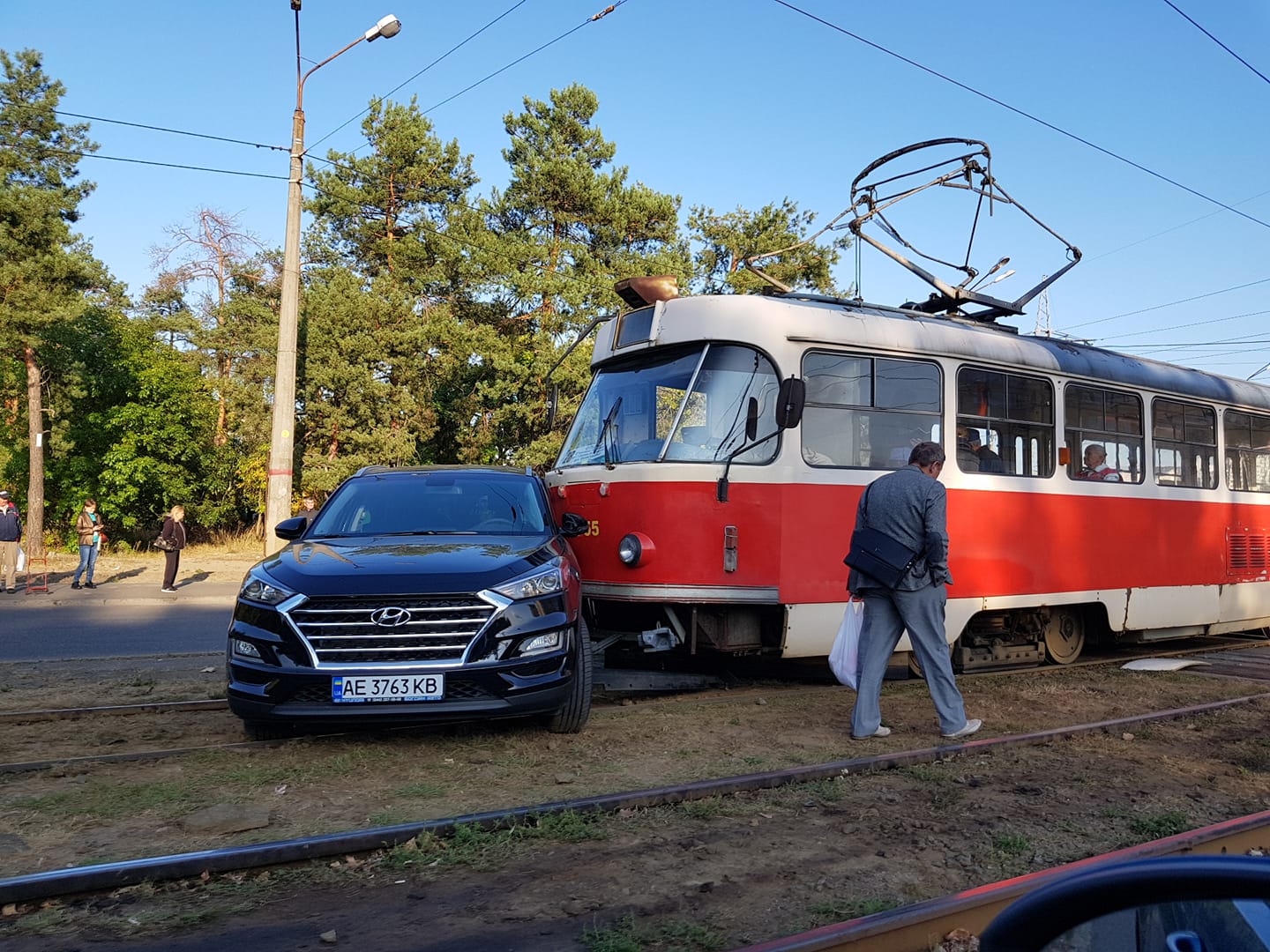 В Киеве Hyundai протаранил трамвай (видео)