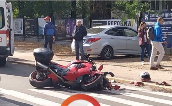 В Ирпене в аварию попал байкер