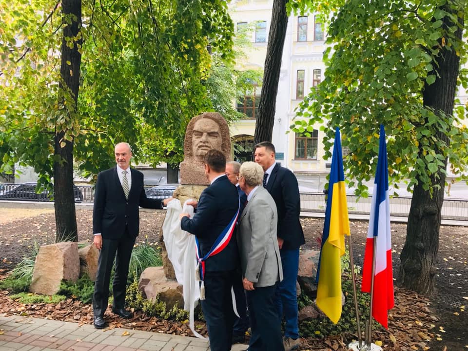 В Киеве появился памятник Бальзаку