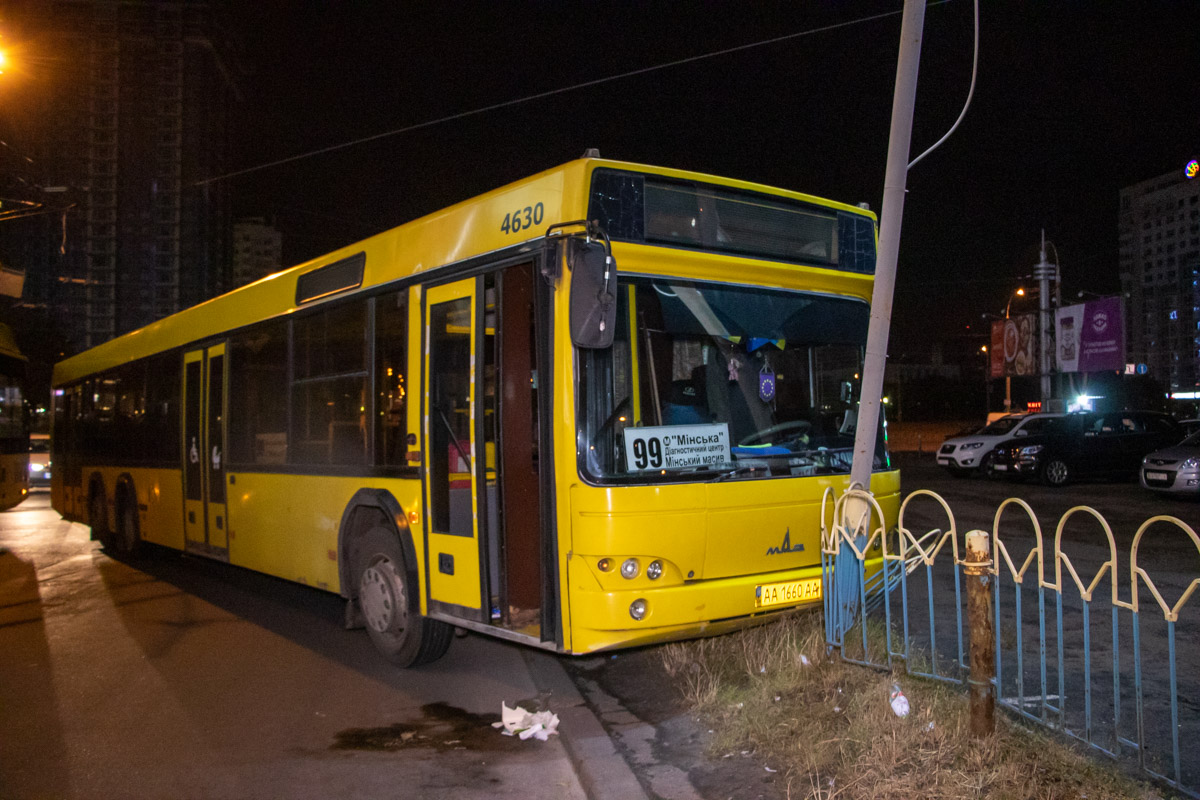 Пассажирский автобус врезался в опору (видео)