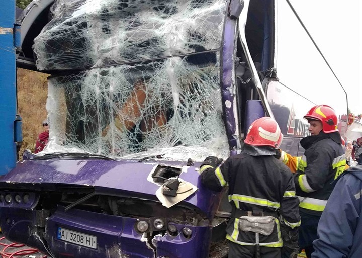 На киевской трассе рейсовый автобус врезался в грузовик