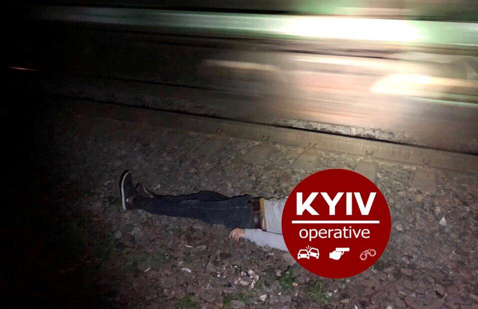 В Киеве парень погиб, сбросившись с моста