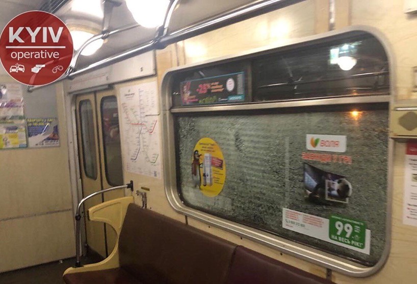 Вандалы побили стекла в метро