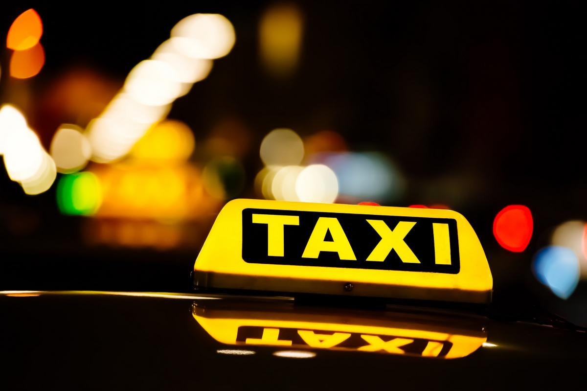 На Борщаговке таксист ограбил пассажирку
