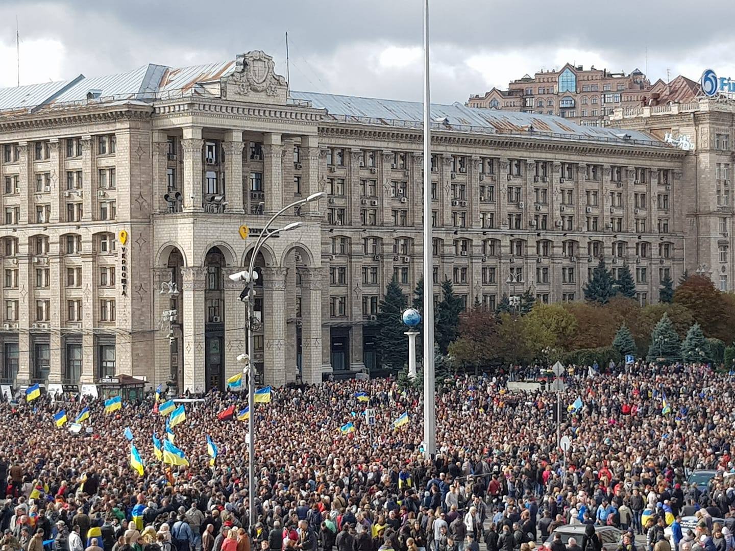 Акция на Майдане. Число митингующих растет