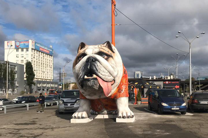У входа в метро появилась гигантская собака