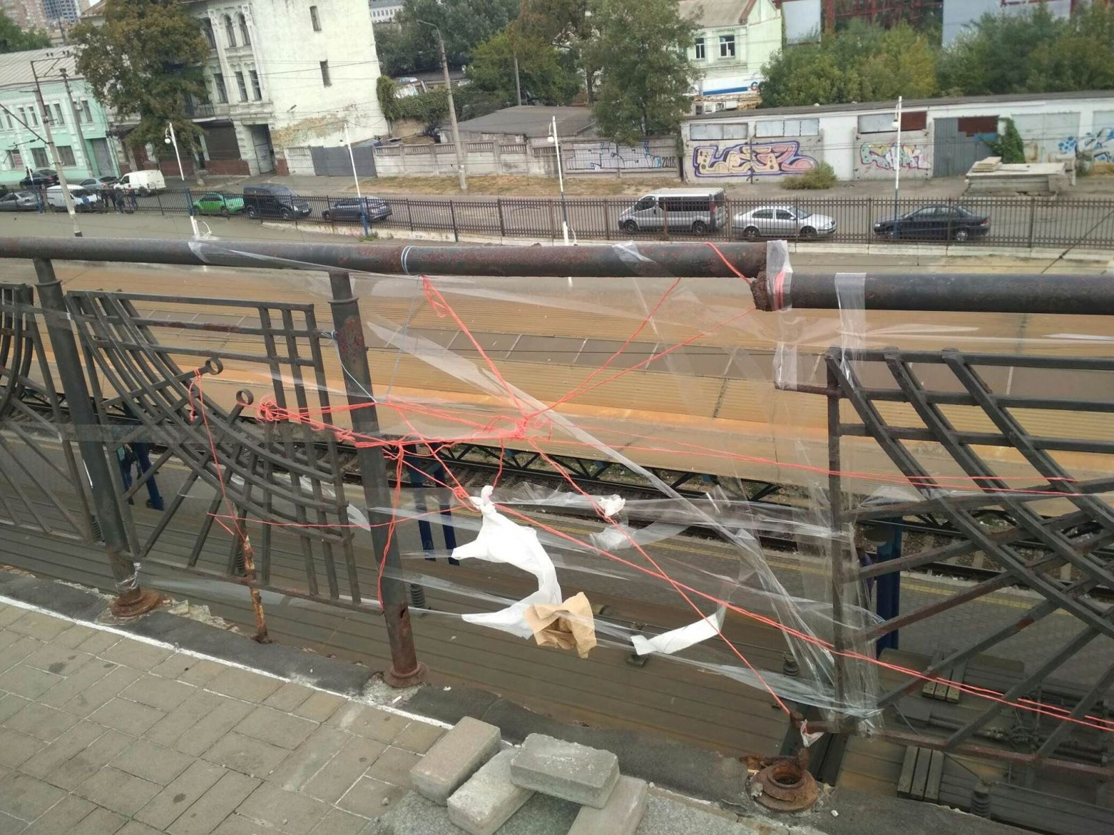 В Киеве мост отремонтировали скотчем (фото)