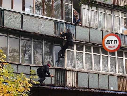 На Лесном в Киеве горит жилой дом, люди прыгают из окон