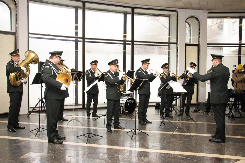 В метро пассажиров встретят с оркестром