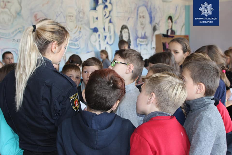 В школу под Киевом пришла полиция из-за буллинга