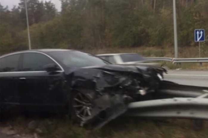 Под Киевом авария, машину нанизало на отбойник