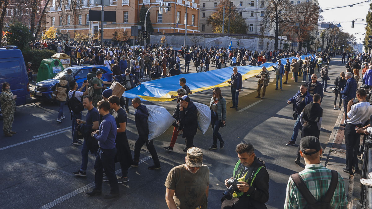В Киеве развернули гигантский флаг