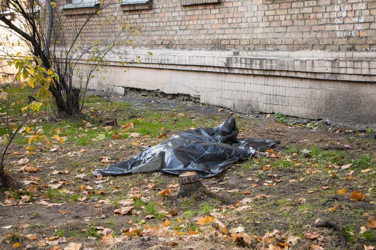 В Киеве женщина разбилась, выпав из окна (видео)