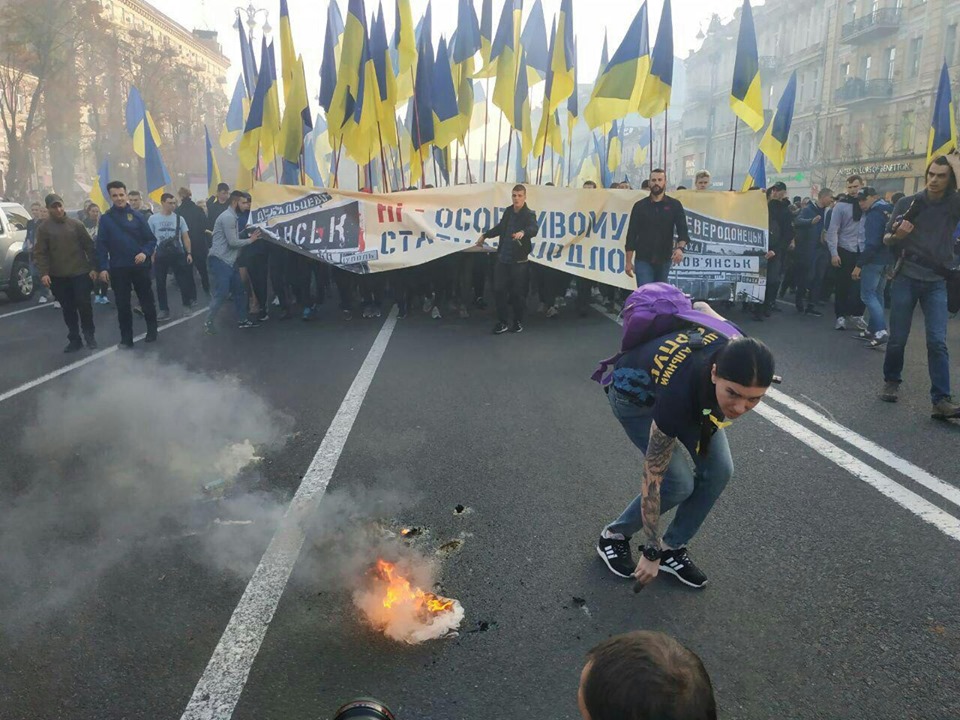 На Майдане Независимости жгли дымовые шашки (видео)