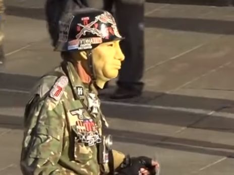 Пенсионер ходил по Киеву в маске Путина