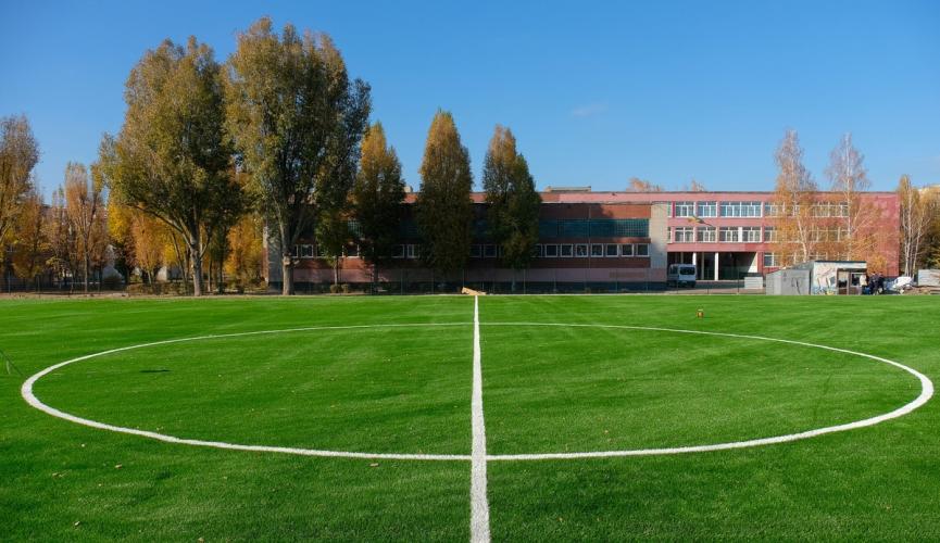 Опасные спортивные площадки построили в киевских школах