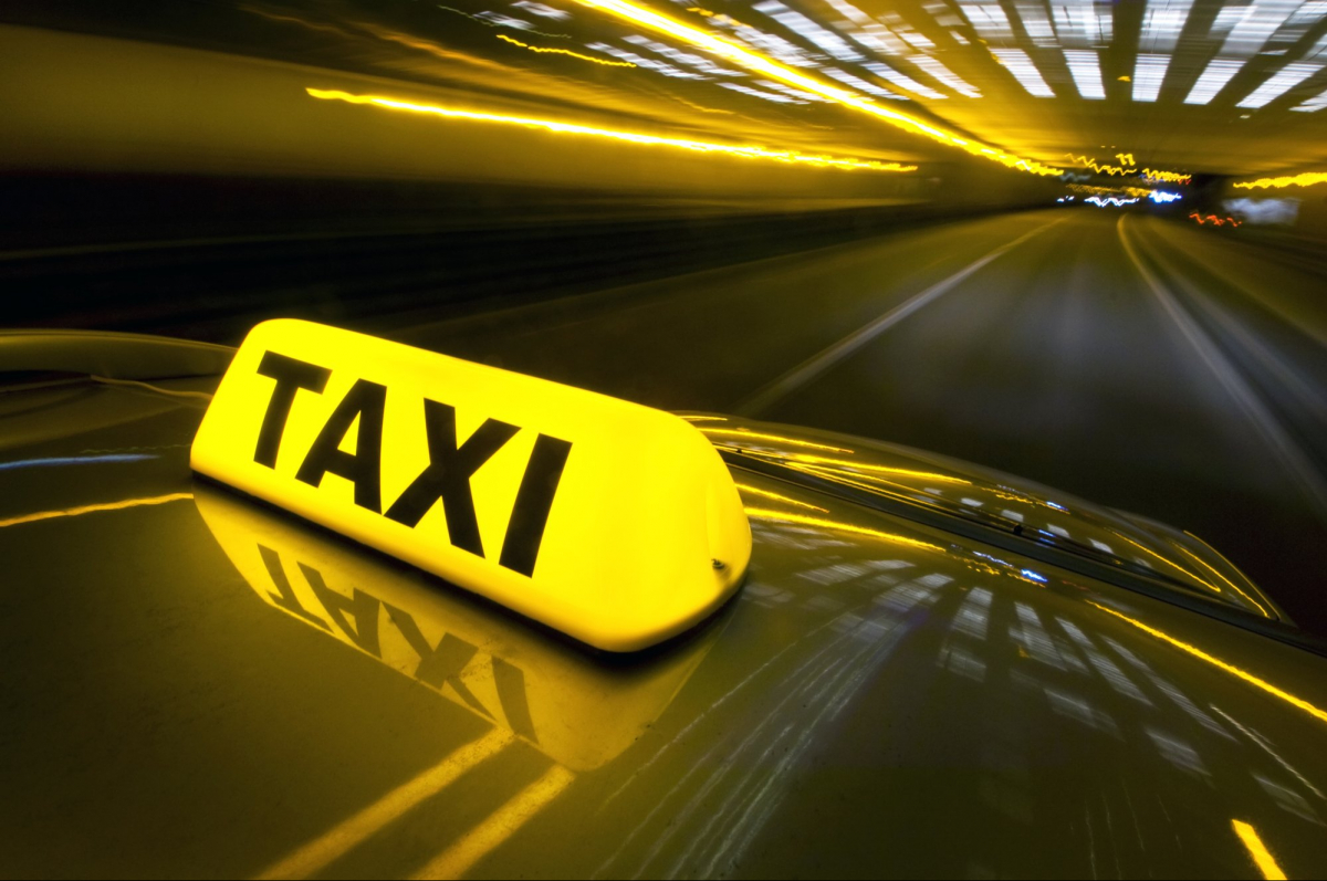 В Киеве столкнулись два автомобиля такси (видео)