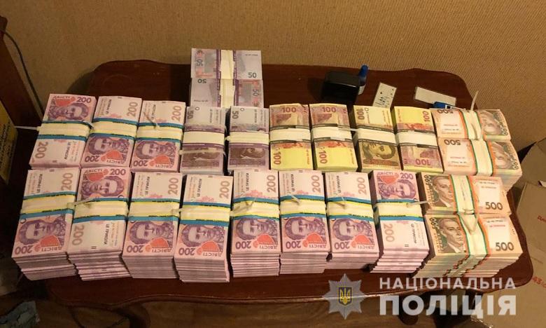 В Киеве аферист распространял фальшивые гривны (видео)