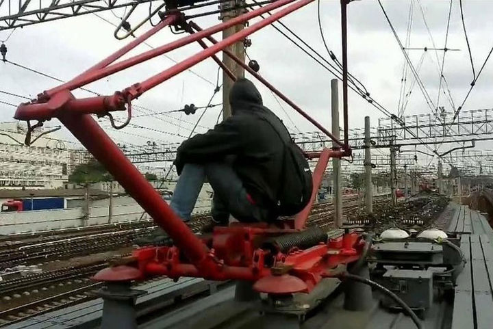 Под Киевом зацепера ударило током на крыше поезда