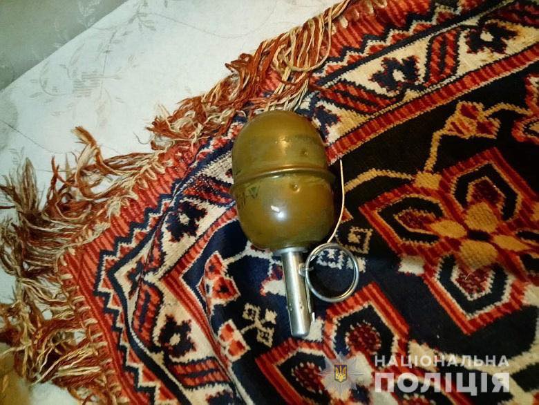 В Киеве у наркодилера отобрали гранату