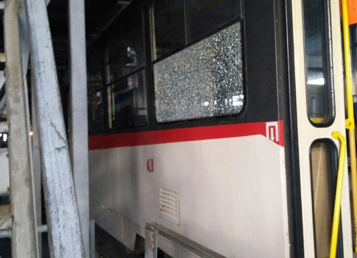 Ночью в Киеве вандалы обстреляли трамвай