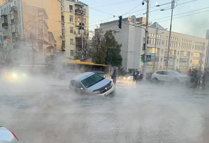 Появилось видео эвакуации Dacia из ямы с кипятком