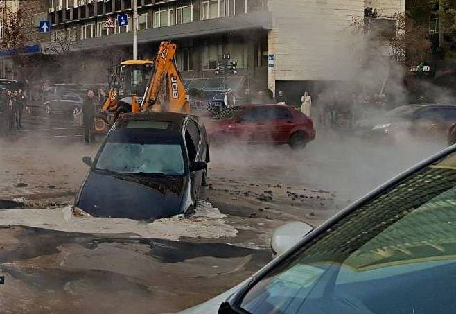 В центре Киева в яму провалилась машина (видео)