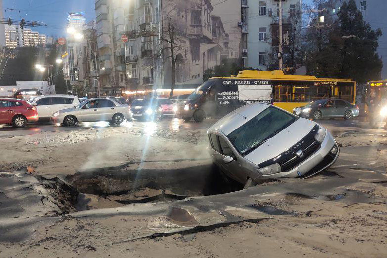 В Киеве - масштабная коммунальная авария. Фоторепортаж