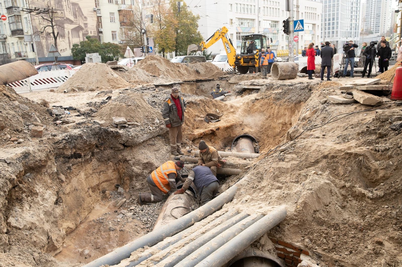 Коммунальщики латают дыру в асфальте в центре Киева