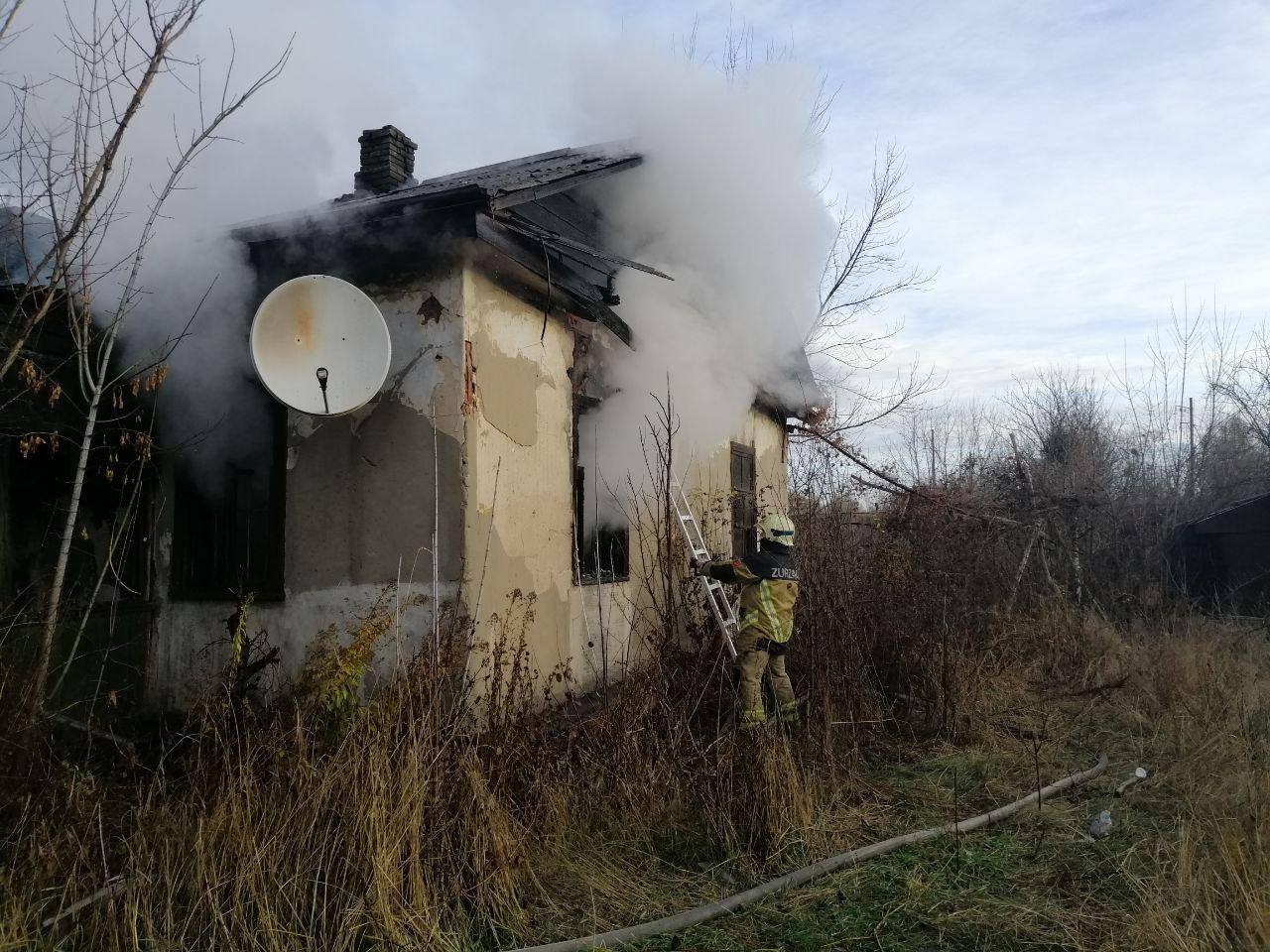 Из-за обогревателя в Киеве загорелся частный дом
