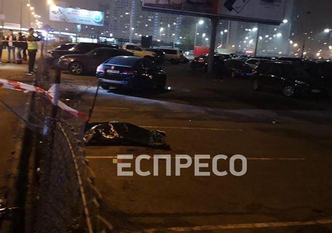 В Киеве Lexus сбил насмерть пешехода на тротуаре