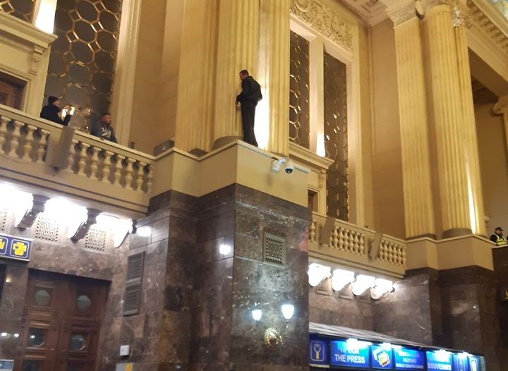 На киевском вокзале мужчина собирался покончить с собой (видео)