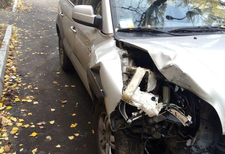 На Чоколовке пьяный водитель разбил машину о дерево