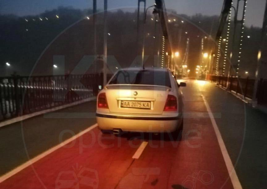 На мост Кличко заехал очередной автомобиль