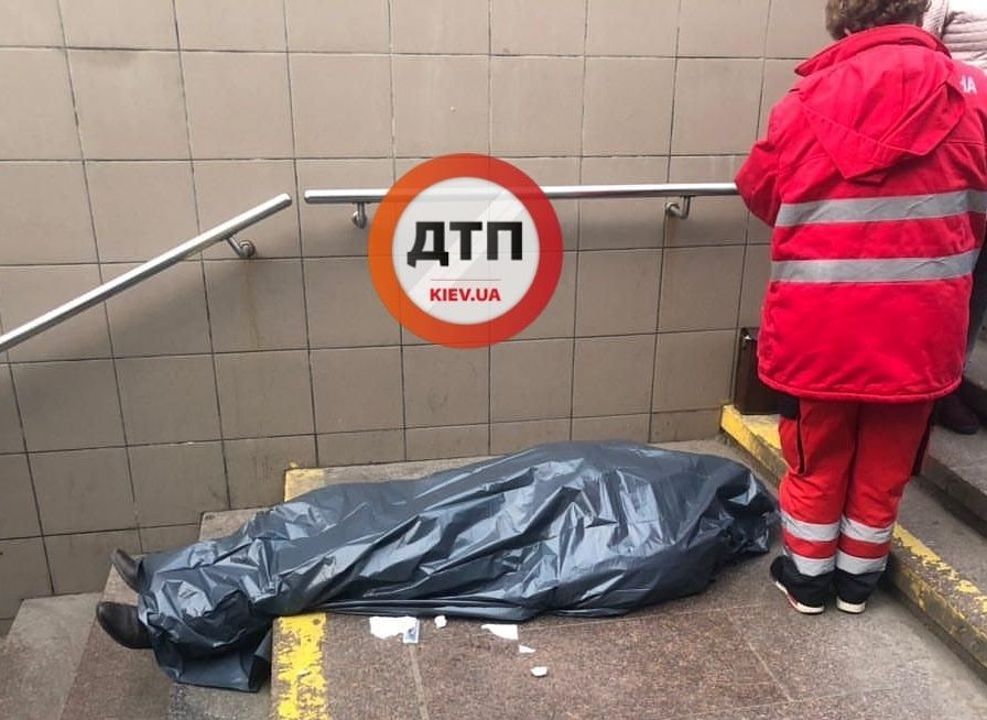 На входе в метро умер пассажир