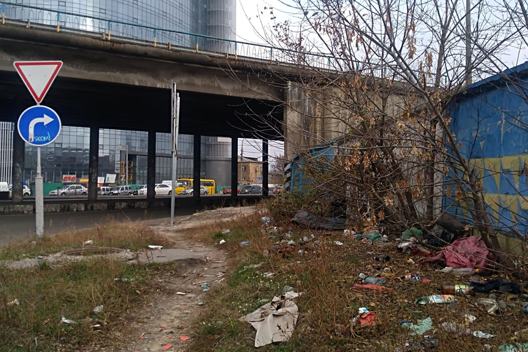В районе проспекта Бандеры – свалка мусора