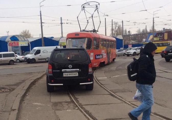 Герой парковки перекрыл дорогу трамваю на Дарнице
